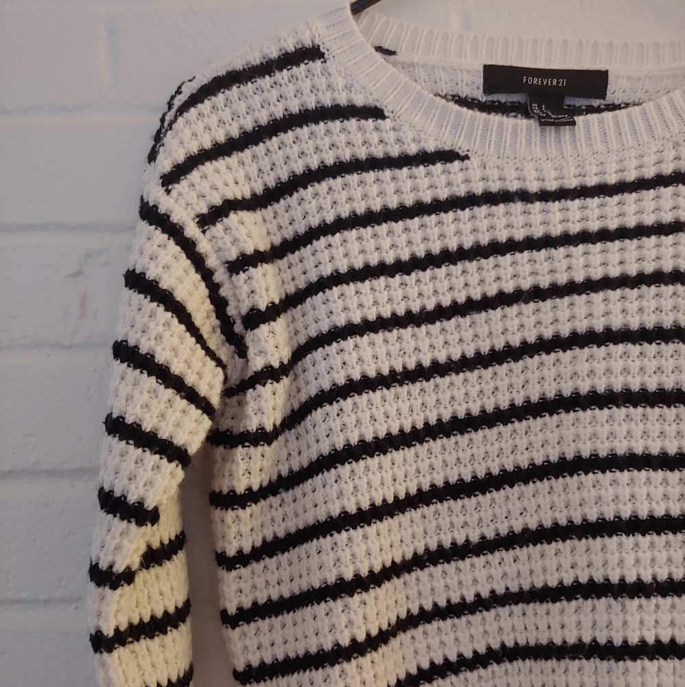 Cropped Striped Sweater - Picture 2 of 3